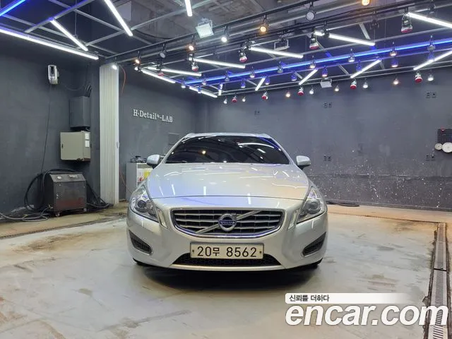 Volvo V60 2012 thumb 12