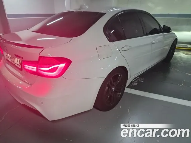 BMW 3-Series 2018 thumb 4