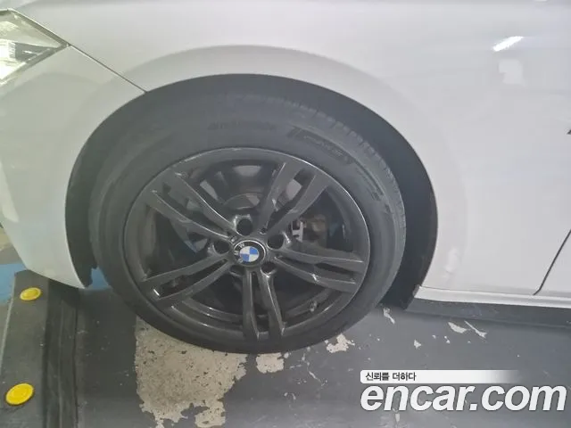 BMW 3-Series 2018 thumb 5