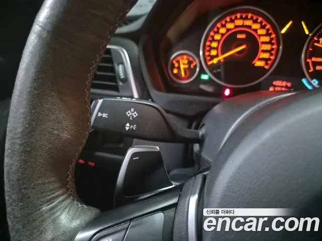 BMW 3-Series 2018 thumb 9
