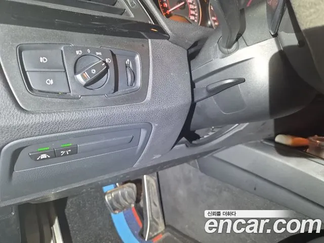 BMW 3-Series 2018 thumb 12