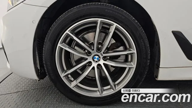 BMW 5-Series 2017 thumb 4