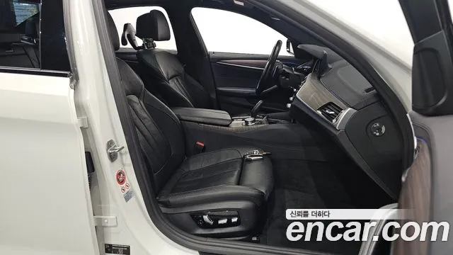 BMW 5-Series 2017 thumb 9