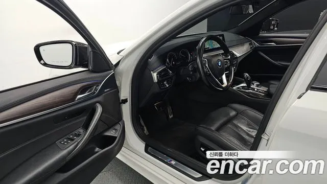 BMW 5-Series 2017 thumb 10