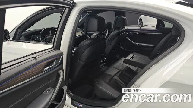 BMW 5-Series 2017 thumb 11