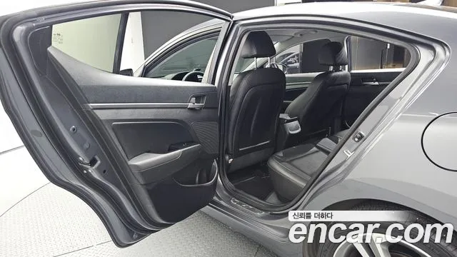 Hyundai Avante 2017 thumb 12