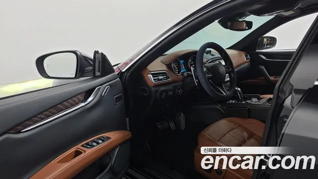 Maserati Ghibli 2019 thumb 10