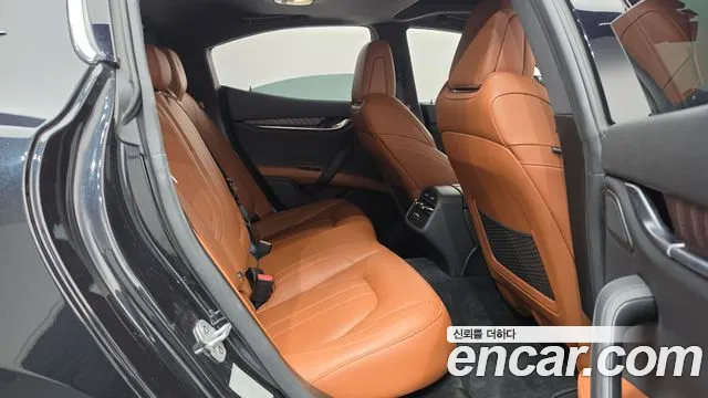 Maserati Ghibli 2019 thumb 11