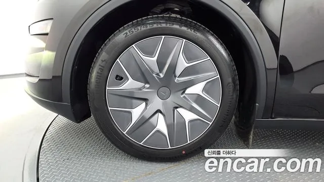 Tesla Model Y 2026 thumb 4