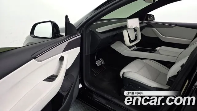 Tesla Model Y 2026 thumb 9