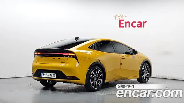 Toyota Prius 2023 thumb 2