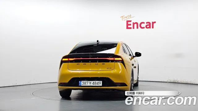Toyota Prius 2023 thumb 4