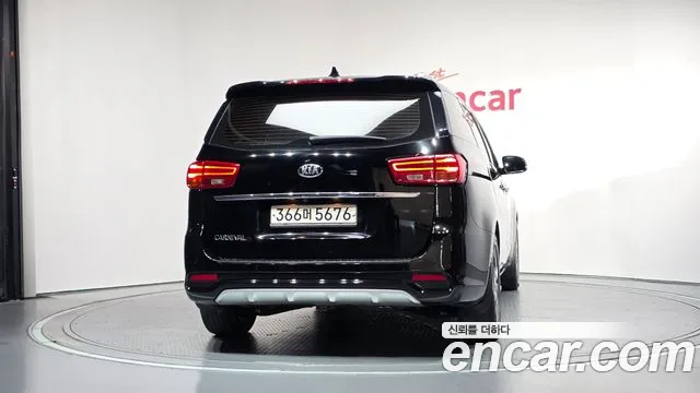 Kia Carnival 2018 thumb 4