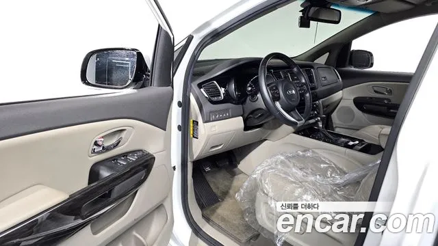 Kia Carnival 2017 thumb 10
