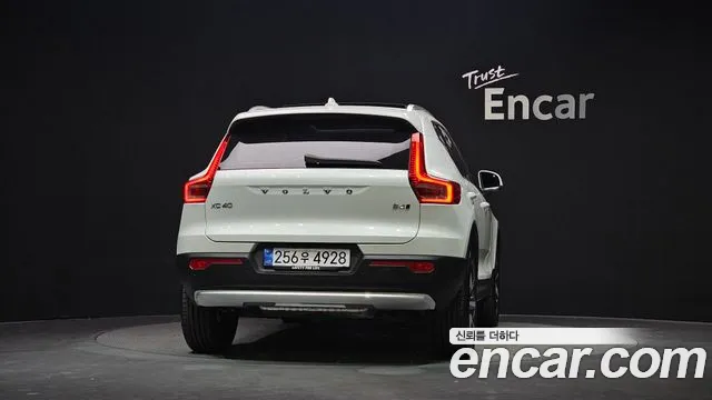 Volvo XC40 2025 thumb 4