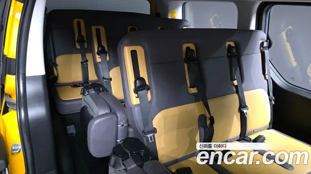 Hyundai Staria 2024 thumb 12