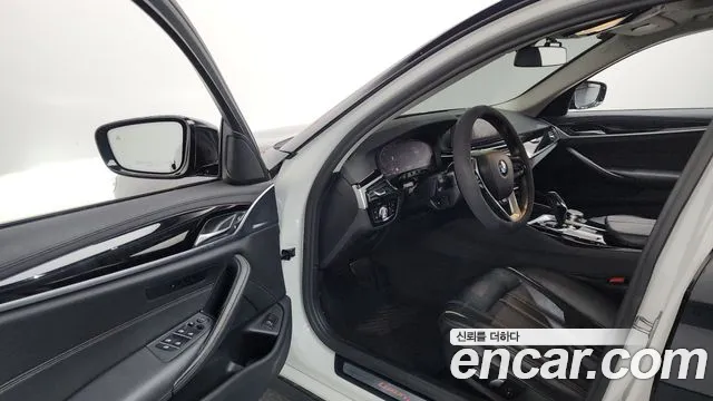 BMW 5-Series 2019 thumb 10