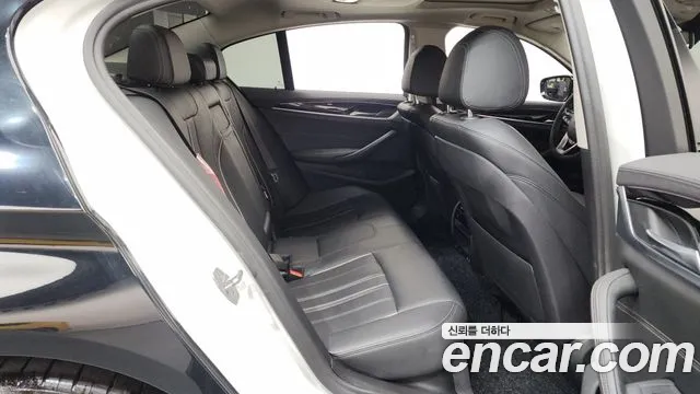 BMW 5-Series 2019 thumb 11