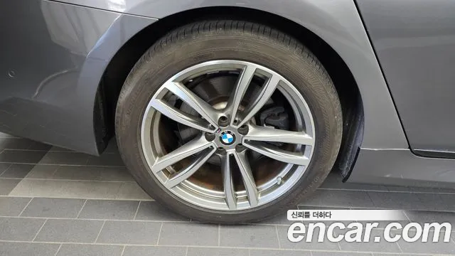 BMW 7-Series 2017 thumb 5