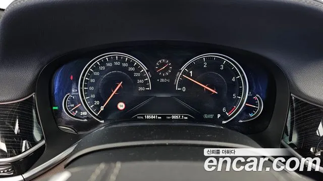 BMW 7-Series 2017 thumb 8