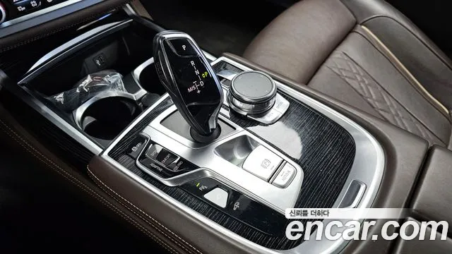 BMW 7-Series 2017 thumb 9