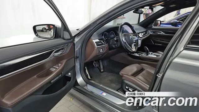 BMW 7-Series 2017 thumb 10