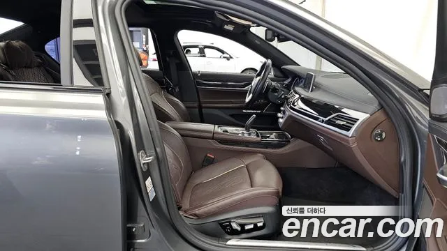 BMW 7-Series 2017 thumb 11