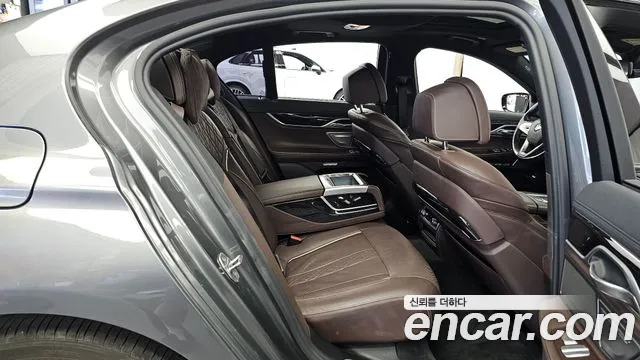 BMW 7-Series 2017 thumb 12