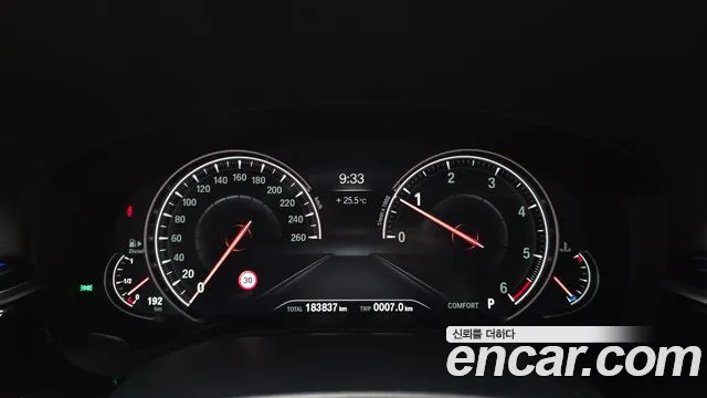 BMW 5-Series 2018 thumb 8