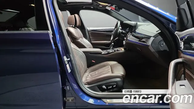 BMW 5-Series 2018 thumb 11