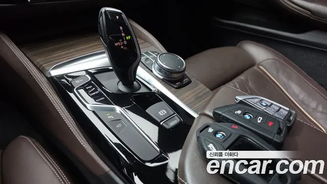BMW 5-Series 2017 thumb 9