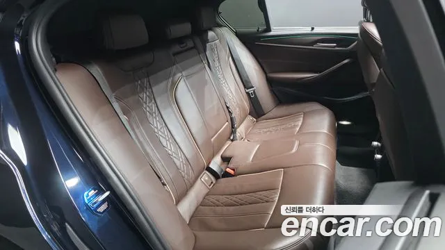 BMW 5-Series 2017 thumb 11