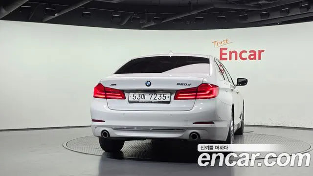 BMW 5-Series 2017 thumb 4