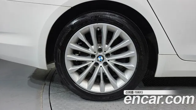 BMW 5-Series 2017 thumb 5