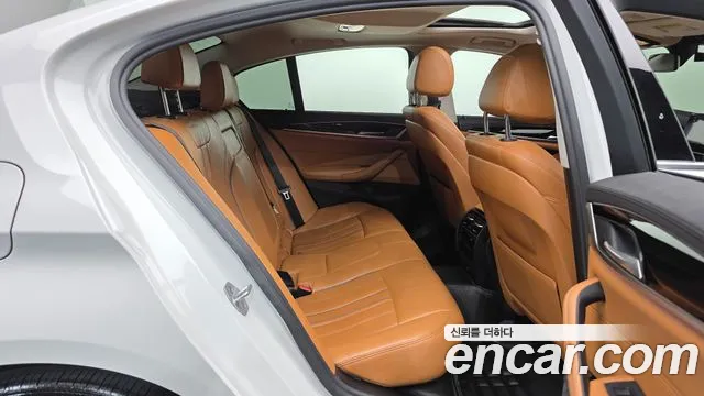 BMW 5-Series 2017 thumb 12