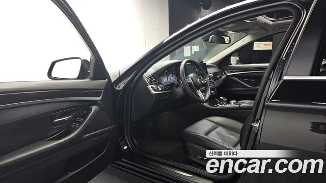 BMW 5-Series 2012 thumb 10