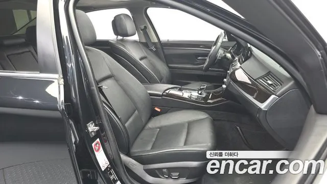 BMW 5-Series 2012 thumb 11