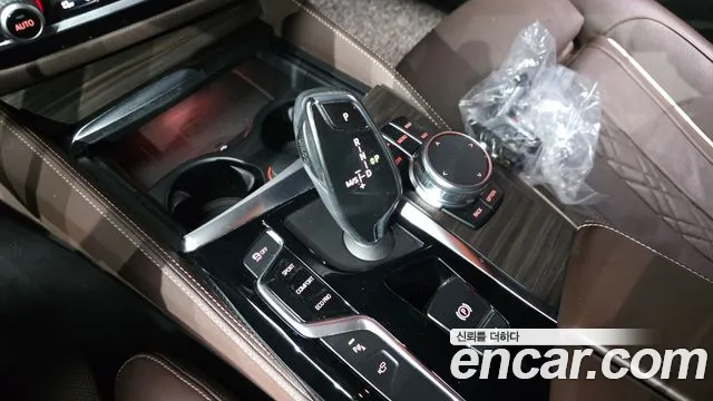 BMW 5-Series 2018 thumb 9