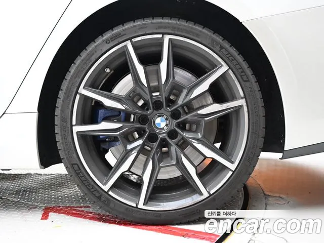 BMW 8-Series 2024 thumb 5