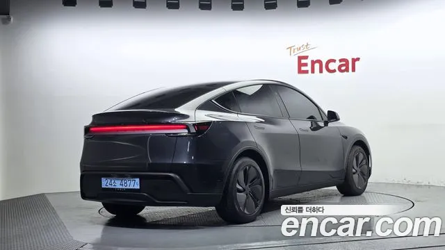 Tesla Model Y 2026 thumb 2