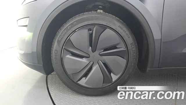 Tesla Model Y 2026 thumb 5