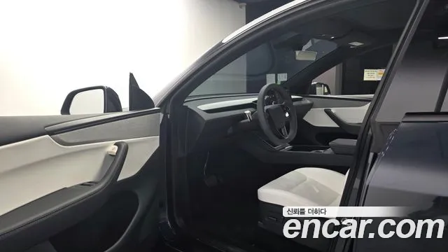 Tesla Model Y 2026 thumb 10