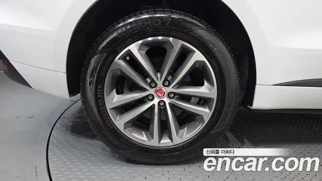 Jaguar F-Pace 2016 thumb 5