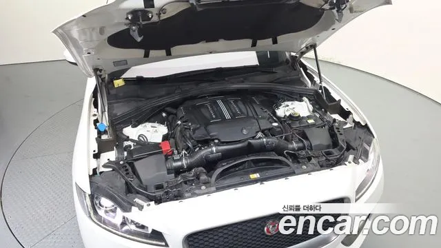 Jaguar F-Pace 2016 thumb 6