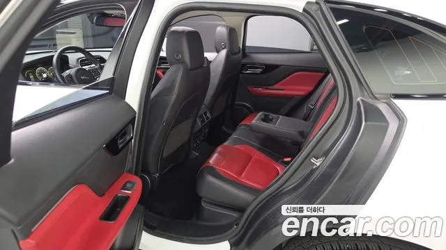Jaguar F-Pace 2016 thumb 11
