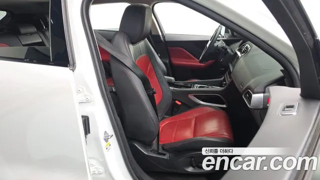 Jaguar F-Pace 2016 thumb 12