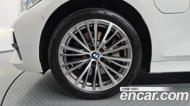 BMW 3-Series 2021 thumb 5