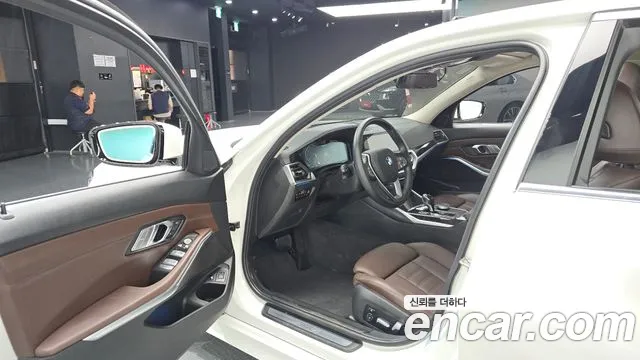 BMW 3-Series 2021 thumb 10