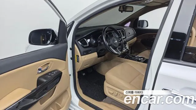 Kia Carnival 2016 thumb 10