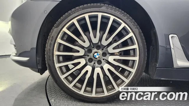 BMW 7-Series 2016 thumb 5